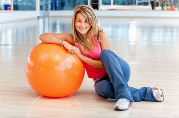 Под фитболом подразумевается особый мяч, занимаясь с которым можно улучшить состояние позвоночника, сделать более сильными мышцы спины и ног, а также за короткое время избавиться от жировых масс. Благодаря таким занятиям можно увеличить тонус, избавиться 