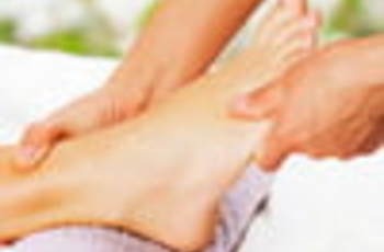 Плоскостопие – это патологическая деформация стоп ног, чаще всего развивающаяся в детстве. Помимо средств официальной медицины, существует много нетрадиционных методов лечения плоскостопия.