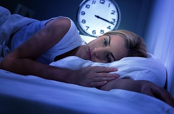 Сон является важной составляющей для нормального функционирования всего организма человека. И очень важно, чтобы этот процесс был непрерывным и комфортным. Нередко возникают проблемы с засыпанием и легким пробуждением – что с этим делать?