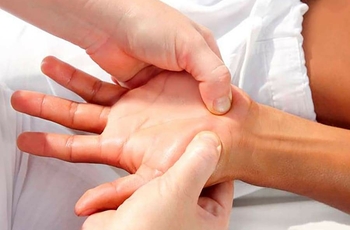 Онемение пальцев рук – одна из распространенных проблем, которая выражается в появлении ощущения покалывания, жжения. Параллельно может теряться чувствительность. Бывают разные причины подобной патологии, с которыми нужно разбираться.