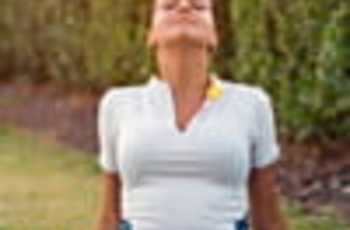 Специальный дыхательные упражнения могут быть весьма эффективны при лечении различных заболеваний позвоночника, особенно различных синдромов, являющихся проявлением остеохондроза (радикулит, люмбаго, шейный остеохондроз и другие).