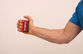 Кистевой эспандер – это довольно распространенный спортивный снаряд, позволяющий улучшить мускулатуру рук. Несмотря на свои небольшие размеры, он имеет такое же большое значение при тренировках, как гантели или, например, штанга.