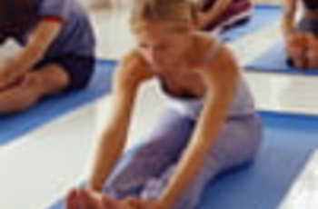 Йога – современный аналог ЛФК. Ведь основные движения при занятии йогой направлены на плавное и постепенное растягивание и расслабление разных групп мышц – а это как раз то, что нужно при остеохондрозе шеи. Из статьи вы узнаете, можно ли вылечить остеохон
