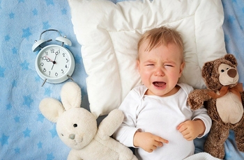 Инсомния – очень распространенная болезнь среди детей. Обычно родители не обращают внимание на разговоры и хождение во сне, долгий процесс засыпания. Если вовремя не заметить это явление, здоровью ребенка грозит серьезная опасность.
