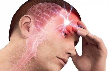 Кластерная головная боль – одна из разновидностей цефалгии, схожая по признакам с мигренью. Чаще всего заболеванием страдают мужчины. Боль характеризуется острыми приступами в одной части головы с фокусировкой в глазу или виске. Плохо поддается купировани
