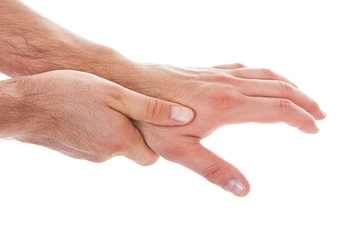 На пальцах рук могут появляться костяные наросты, или шишки. Причиняемая ими боль мешает выполнять повседневную и профессиональную работу. Для решения проблемы шишек на пальцах необходимо знать почему они вырастают и как их лечить.