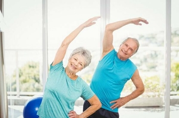 Изменения в суставах в пенсионном возрасте: как бороться с этим недугом, и какие рекомендации дают медики по технике выполнения тренировок при диагностировании грыжи спины? Примеры упражнений и значимость занятий для пожилых людей.