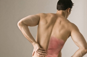 Травма спины — это повреждение костной ткани и мышц. Пострадать может любой отдел позвоночника. В зависимости от места и тяжести повреждения, выделяют несколько разновидностей симптомов. Всё это определяет выбор направления лечения.