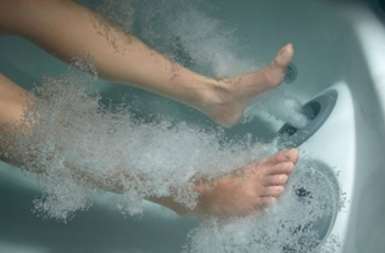 Вихревые ванны заслужили любовь пациентов и практикующих врачей, поскольку они дают впечатляющие результаты. Зачастую этот метод применяют в лечении нижних конечностей, что заодно влияет на улучшение состояния нижних отделов спины.