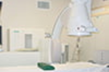 Миелография позвоночника – рентгенографический метод исследования, при котором в спинномозговой канал вводится контрастный (красящий) препарат. Методика позволяет выявить многие заболевания позвоночника, спинного мозга, нервных корешков. Миелография абсол