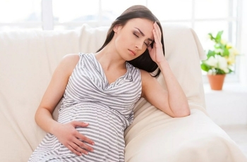 Многие женщины во время беременности сталкиваются с головной болью. Подобные жалобы пациентки предъявляют врачам в первом и третьем триместрах. Крайне редко головная боль в таких случаях является опасным сигналом.