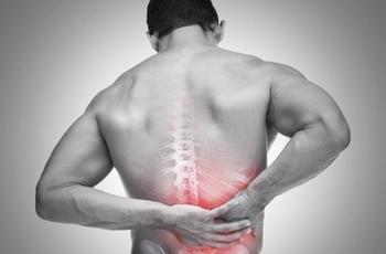 Боли в спине могут быть в любом возрасте, но чаще жалобы такого рода слышны от людей в зрелом возрасте. Боли в спине могут быть вызваны различными причинами.